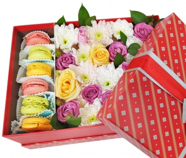 Красота в большой коробке: цветы и макаронс